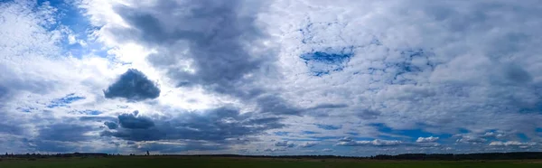 Panoráma Gyönyörű Nyári Táj Vidéki Pályán Zöld Fák Drámai Kék — Stock Fotó