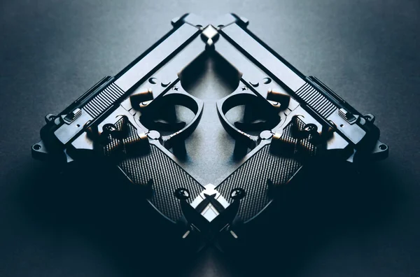桌上放着子弹的枪 使武器合法化 刑事问题 — 图库照片