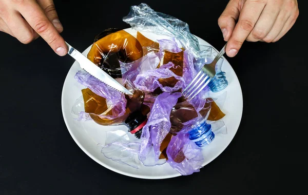 Пластиковые Бутылки Тарелке Люди Едят Загрязненную Пищу Проблемы Окружающей Среды — стоковое фото