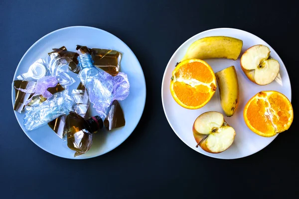 Garrafas Plástico Frutas Prato Escolha Vida Pessoas Comer Comida Poluída — Fotografia de Stock