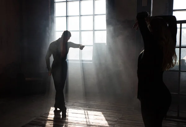 两个专业的舞女正在阁楼演播室跳舞 美丽的艺术表演 浓烟弥漫 体育生活的概念 激情与情感舞蹈 — 图库照片