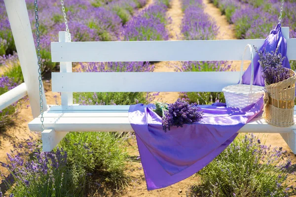 Levandulová Kytice Bílé Dřevěné Houpačce Dekorací Krásné Fialové Květy Levandule — Stock fotografie