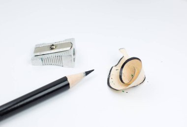 Keskinleştirici ve kırık bir kalem. Beyaz arka planda talaş ve grafit. Yaklaş, Macro fotoğrafı. Okul konseptine dönelim..