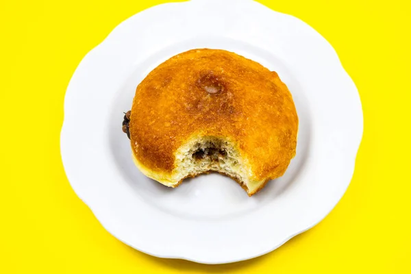 Donut Mordido Con Chocolate Plato Deliciosos Dulces Tentación Postres Sobre — Foto de Stock