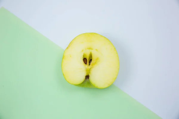 Закройте Фотографию Green Apple Fruit Белом Зеленом Фоне Минимализм Оригинальность — стоковое фото