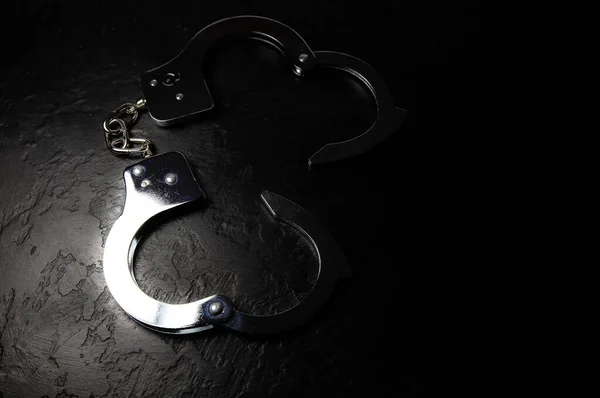 Politie Metal Echte Handboeien Zwarte Achtergrond Misdaad Diefstal Gevangenisconcept — Stockfoto