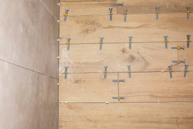 Profesyonel fayans döşeme. Özel fayans boşlukları yerleştiriliyor veya çıkarılıyor