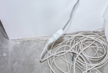 Çalışan bakım onarımı için uzatma kablosu anahtarı. Elektrik prizleri. Dairede tamirat..