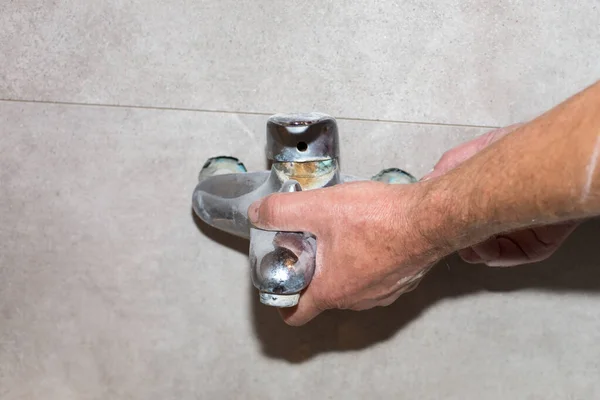 Trabajador Está Haciendo Instalación Grifo Baño Reparación Mantenimiento Piso Proceso — Foto de Stock