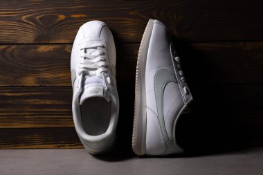 KYIV, UKRAINE - 18 Ekim 2025: Nike Cortez spor ayakkabıları beyaz ve nane renginde. Efsanevi ünlü spor ayakkabıları..