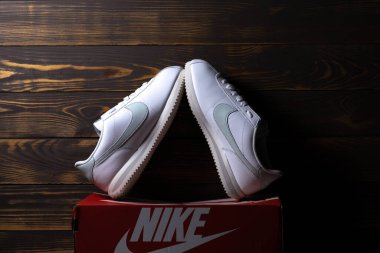 KYIV, UKRAINE - 18 Ekim 2025: Nike Cortez spor ayakkabıları beyaz ve nane rengi kutularda. Efsanevi ünlü spor ayakkabıları..