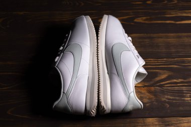 KYIV, UKRAINE - 18 Ekim 2025: Nike Cortez spor ayakkabıları beyaz ve nane renginde. Efsanevi ünlü spor ayakkabıları..