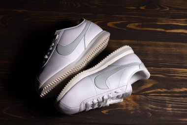 KYIV, UKRAINE - 18 Ekim 2025: Nike Cortez spor ayakkabıları beyaz ve nane renginde. Efsanevi ünlü spor ayakkabıları..
