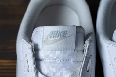 KYIV, UKRAINE - 18 Ekim 2025: Nike Cortez spor ayakkabıları beyaz ve nane renginde. Efsanevi ünlü spor ayakkabıları..