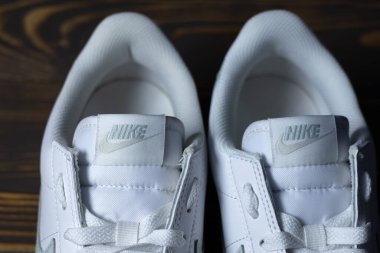 KYIV, UKRAINE - 18 Ekim 2025: Nike Cortez spor ayakkabıları beyaz ve nane renginde. Efsanevi ünlü spor ayakkabıları..