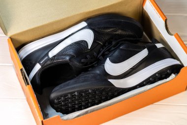 KYIV, UKRAINE - 18 Ekim 2025: Nike Premier III TF. Alçak Topuklu Futbol Ayakkabıları. Siyah beyaz deri çizmeler..
