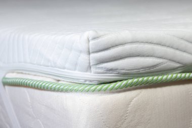 Basınç giderici jel köpüklü üst döşek. Vücuda uyum sağlar ve aşırı ısıya yol açar. Beyaz yumuşak yatak.