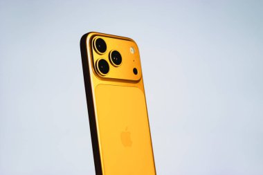 KYIV, UKRAINE - 22 Ocak 2026: Beyaz arkaplanda Apple iPhone 17 Pro Kozmik Turuncu renk.
