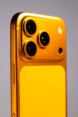 KYIV, UKRAINE - 22 Ocak 2026: Apple iPhone 17 Pro in Cosmic Orange color on white background. Kameralı arka panel, kapat. Dikey fotoğraf.