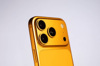 KYIV, UKRAINE - 22 Ocak 2026: Apple iPhone 17 Pro in Cosmic Orange color on white background. Kameralı arka panel, kapat.