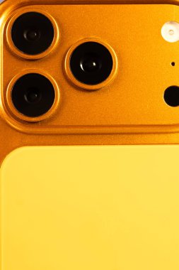 KYIV, UKRAINE - 22 Ocak 2026: Apple iPhone 17 Pro in Cosmic Orange color on white background. Kameralı arka panel, kapat. Dikey fotoğraf.