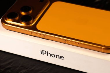 KYIV, UKRAINE - 22 Ocak 2026: Apple iPhone 17 Pro in Cosmic Orange renk kutusu siyah arkaplanda yatıyor.