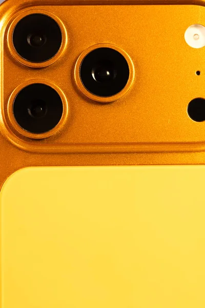 KYIV, UKRAINE - 22 Ocak 2026: Apple iPhone 17 Pro in Cosmic Orange color on white background. Kameralı arka panel, kapat. Dikey fotoğraf.