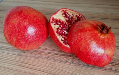  Nar aromalı meyve ve böğürtlen. Masada yemek var..