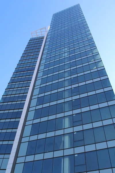 蓝蓝的天空背景上的摩天大楼 — 图库照片
