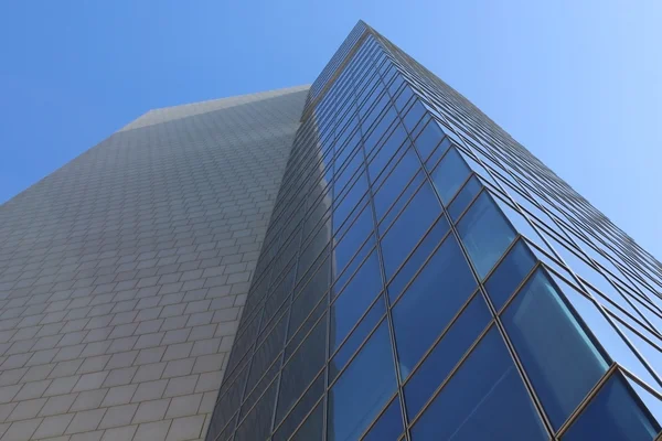 蓝蓝的天空背景上的摩天大楼 — 图库照片