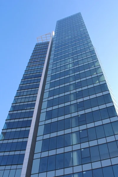 Rascacielos sobre fondo cielo azul — Foto de Stock