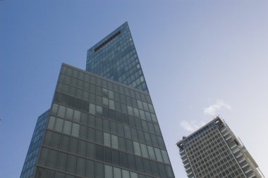 Mavi gökyüzü arka plan üzerinde gökdelenler