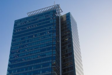 gökdelen gökyüzü mavi zemin üzerine