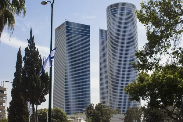 Rascacielos sobre fondo azul del cielo, torres Azrieli, Tel aviv — Foto de Stock