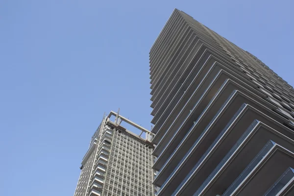 Arranha-céus no fundo do céu azul — Fotografia de Stock