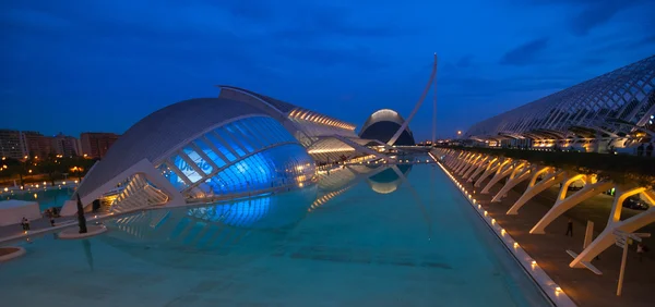 Próxima reunión vespertina en L 'hemisférico de Valencia, Ciudad de las Artes y las Ciencias . — Foto de Stock