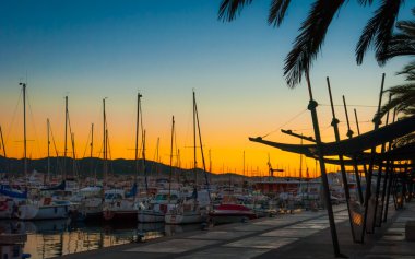 Marina akşam ve dramatik renk sundown içinde St Antoni de Portmany, Ibiza, Balear Adaları, İspanya.