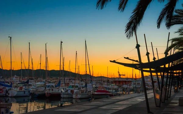 Atardecer en puerto deportivo y atardecer de colores en St Antoni de Portmany, Ibiza, Islas Baleares, España . — Foto de Stock