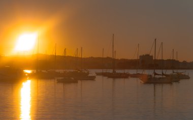 Marina Harbor muhteşem gün batımı rengi. Sıcak güneşli bir gün sonu Ibiza, St Antoni de Portmany Balearic Islands, İspanya