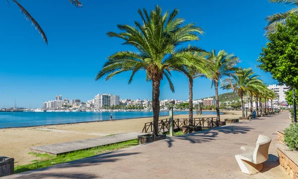 Sol de media mañana en la ciudad. Cálido día soleado a lo largo de la playa de Ibiza, Islas Baleares St Antoni de Portmany, España — Foto de Stock