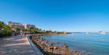 Sabah güneşi Rıhtımlar üzerinde orta. Sıcak güneşli gün plajda Ibiza, St Antoni de Portmany Balearic Islands, İspanya