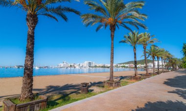 Sabah güneşi Rıhtımlar üzerinde orta. Sıcak güneşli gün plajda Ibiza, St Antoni de Portmany Balearic Islands, İspanya
