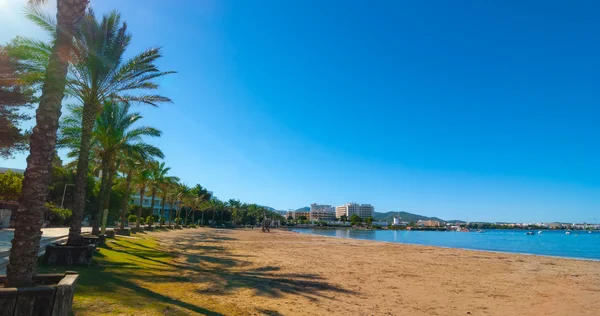 Sol de media mañana en el paseo marítimo. Cálido día soleado a lo largo de la playa de Ibiza, Islas Baleares St Antoni de Portmany, España — Foto de Stock