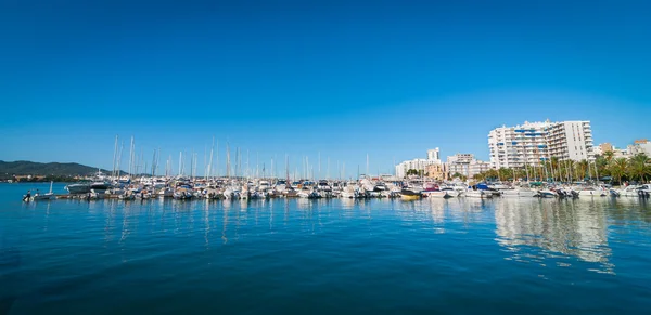 Los veleros esperan. Mañana en el puerto de St Antoni de Portmany, Ibiza ciudad, Islas Baleares, España — Foto de Stock