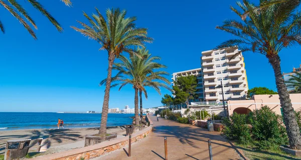 Sole di metà mattina sul lungomare di Ibiza. Giornata di sole caldo lungo la spiaggia di St Antoni de Portmany Isole Baleari, Spagna — Foto Stock