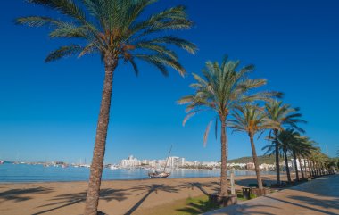Sabah güneşi Ibiza sahildeki orta. St Antoni de Portmany Balearic Islands, İspanya için sahil boyunca sıcak güneşli gün
