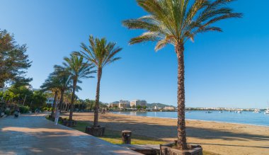 Sabah güneşi Ibiza sahildeki orta. St Antoni de Portmany Balearic Islands, İspanya için sahil boyunca sıcak güneşli gün