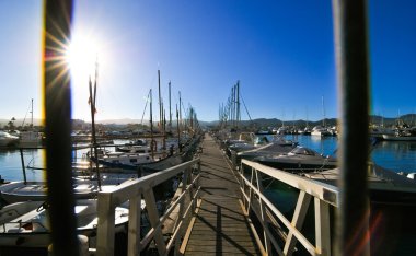 Yelkenli tekneler bekle. Sabah içinde liman, St Antoni de Portmany, Ibiza town, Balear Adaları, İspanya.