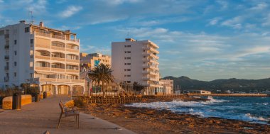 Ibiza kumsallarında kafeler üzerinde gün batımı. St Antoni de Portmany Balearic Islands, İspanya altın kızdırma güneş iner.