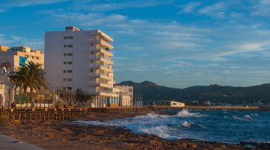 Ibiza kumsallarında kafeler üzerinde gün batımı. St Antoni de Portmany Balearic Islands, İspanya altın kızdırma güneş iner.